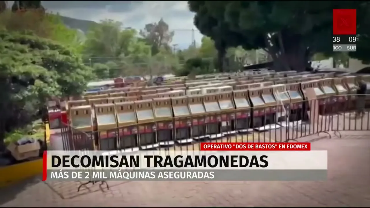 Rodillos de una tragamoneda online en pleno giro con el saldo visible en pantalla